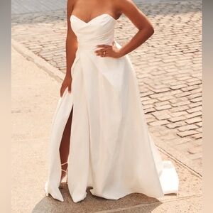BRAND NEW **TAGS ON** Wedding Dress (size 4)
